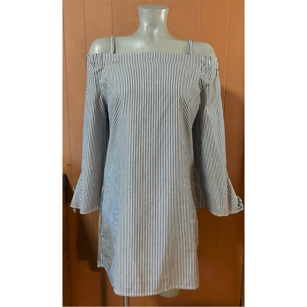 NWT Romeo + Juliet Couture Striped Off Shoulder Dress M